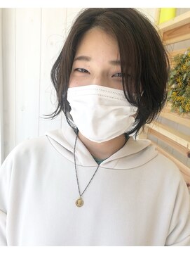 デイ(DAY.) レイヤーボブ　ショートボブ　センターパート　オリーブベージュ