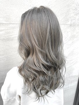 イリ 心斎橋(ili) グレージュカラー