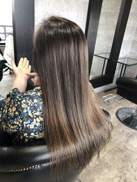 ローエン(LOWEN) 濃いめのアッシュでトーンダウン。