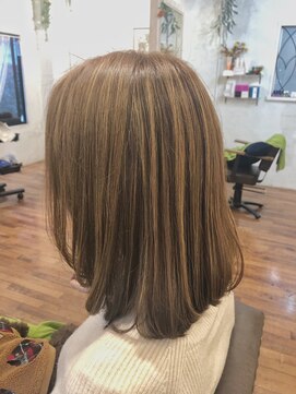 アンプレヴーアジュテ(Impre'vu ajoute) ベージュハイライトカラー