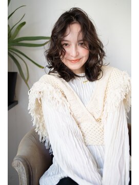 マグノリア オモテサンドウ(MAGNOLiA Omotesando) くしゃっとくせ毛風長めバング愛されミディ・・・HINATA