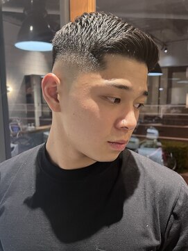 スワッグバーバースタジオ(SWAG BARBER STUDIO) サイドパートスキンフェード