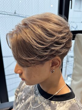 エデアンルクラ 下通(EDEAN Leclat) 熊本メンズヘア センターパート ハイトーンカラー ミルクティー