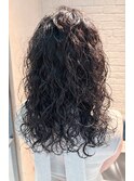ロング強めスパイラルパーマ暗めカラーウェーブヘアハードパーマ