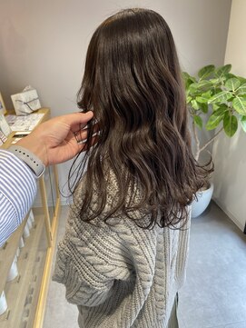 キュー(CEU) 顔まわりにこだわったロングヘア