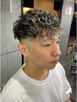 ディスイズバーバー(THIS IS BARBER) フェード ハイライト 眉カット スペインカール 20代【札幌】