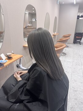 シカ 神戸三宮元町店(Cica) シルバー グレージュ ブリーチ 三宮