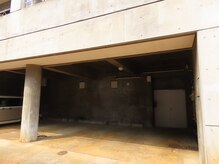 サムタイム(sometime beauty parlor)の雰囲気（お車は、奥側二台分のスペースをご利用ください。）