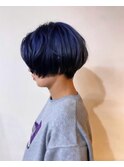 空気感をキリッと締めるデニム色の重ためボブ