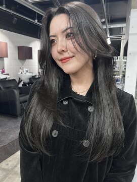 ピア ヤクイン(Pia Yakuin) ロング　フェイスレイヤーカット　グレーカラー