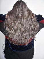 ルーヴェ(LOWE)&nbsp;外国人風ハイライトとナチュラルウェーブのトレンド