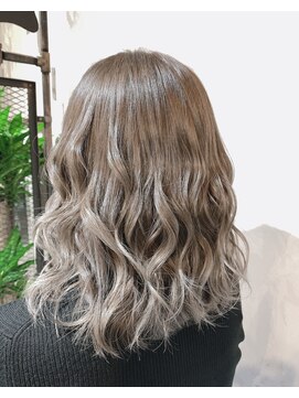 カカフロントオブザミラー(KaKa front of the mirror) ベージュよりのグレージュ♪