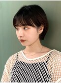 丸みショートマッシュコンパクト黒髪ベージュショート前髪あり