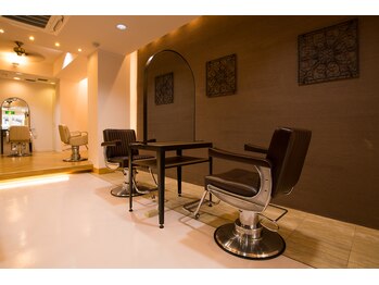 サロン ド ルーク(salon de LHOOQ)の写真/ブラウンを基調としたインテリアで、ホっとできる空間を演出