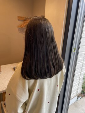 ヘアデザイン ソラ(Sola) 秋の透け感オリーブグレージュ 柔らか内巻きストレートロング