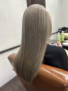 シュシュ(chou chou) ホワイトシルバー[聖蹟桜ヶ丘駅/イメチェン/レイヤーカット]