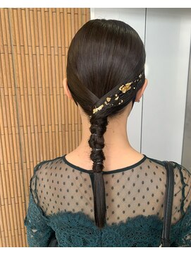 ウユ(uyu) 金箔ポニーアレンジ