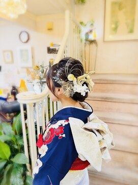 美容室 ティンカーベル シニヨンヘア