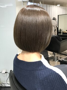 ラブクロムトーキョー オモテサンドウ(LOVECHROME OMOTESANDO) アッシュベージュメルティカラーショートボブ☆ツヤ髪ストレート