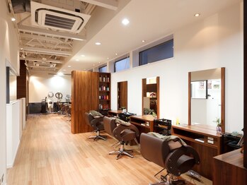 ヴィヴァーチェ トータルビューティー(Vivace Total Beauty)の写真/落ち着いた雰囲気の店内でどんなお客様もお待ちしております！