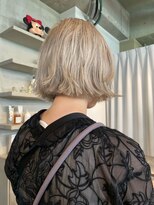 ランド(LAND)&nbsp;グレージュ　ホワイトベージュ　切りっぱなしボブ　ラインボブ