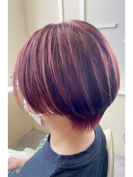 ショートボブ、ボルドーカラー