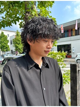 エディ(Edy) ラウンドウルフ波巻きツイストスパイラルケアパーマ眉毛カット