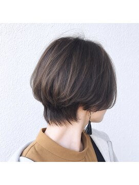 リバース(Reverse) ピアスなショート/ボブ/ハイライト/ブリーチ/白髪ぼかし
