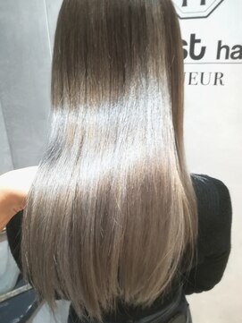 オーストヘアー リュウール(Aust hair Lueur) 透明感と艶のある、ホワイトグレーカラー