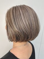 ステア ケース(stair case)&nbsp;白髪ぼかしハイライト ショートボブ　40代50代60代