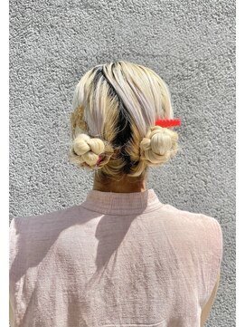 マノハル(MANOHARU) ライブ、イベントに　ツインお団子タイトアレンジ