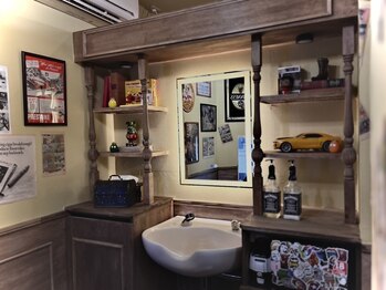 トウキョウバーバーヴァッシュ 北千住店(Tokyo Barber VASH)の写真/こだわりの内装と非日常を味わえる空間。ゆっくり過ごせる個室をご用意♪贅沢な時間をお過ごしください。