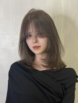 リルーム(re-room)&nbsp;柔らかく華やかなミディアムレイヤースタイル