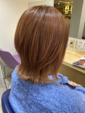 イソラブル(ISOLA-blu) ツヤ感オレンジの外ハネミディ10代20代30代