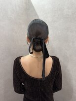 メゾンドムニ 恵比寿(Maison de MUNi) 黒リボンのタイトアップスタイル