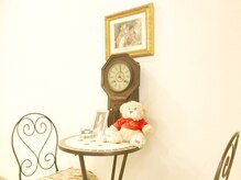 ヘアアンドデザイン クインテット(hair & design Quintet)の雰囲気（白・ベージュを基調にしたお店です。）