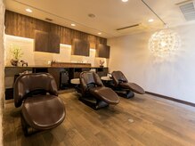 フルフラットなシャンプー台でうたた寝するほどリラックスしたシャンプー体験を