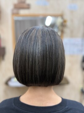 丸みボブ×白髪ぼかしハイライト