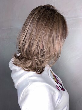 アルカナ 明治神宮前原宿(ARCANA) アッシュベージュ　レイヤーカット　ミディアムレイヤー　hiro