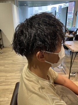 エヌプラス(N+) 刈り上げセンターパートサーフカールブルーブラッフェザーパーマ