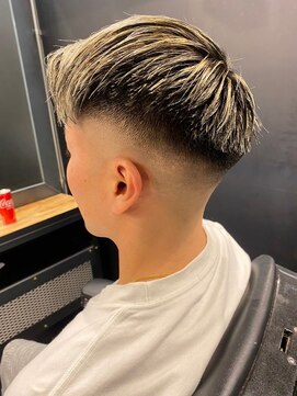 ビンゴ(BINGO) 1057ツーブロック刈り上げアップバングハイライトバイカラー