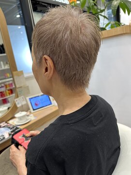 アドラーブル ココロ 新潟(adorable CoCoLo) 40代50代60代◎白髪ぼかしハイライト×美髪ショート