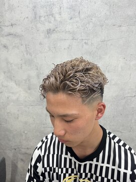 リミットバイアフィナー 大宮店(limit by Afinar) 金髪パーマ/フェード