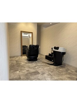 2席限定のプライベート空間。周りを気にせずゆったりとしたサロンタイムを。自分だけの隠れ家サロンです。