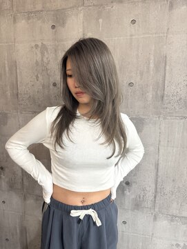 イースブルーレア(Y’s BLUE le'a) レイヤーカット/グレージュ/ブリーチカラー