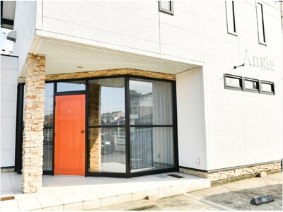 鳥取市東今在家の美容室。オレンジの扉が目印。