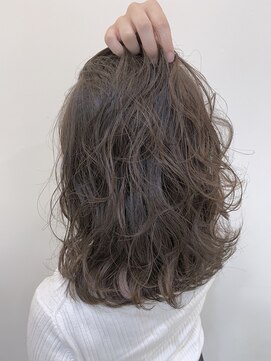 ケリーズグリーン(Kelly's Green) ふわふわウェーブ × ミディアム