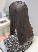 艶めくストレートロングヘア