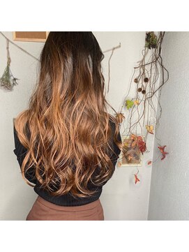 オルクドゥ(Orque deux) ベージュカラーがツヤ髪を最大級に引出す！大人耳掛けが可愛い！