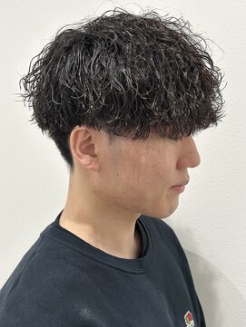 ヒュイル バイ ニアウ(Hwyl by Niau) メンズマッシュパーマ波巻スパイラルパーマニュアンスパーマ眉毛